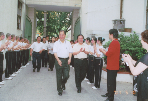 鄭松巖市長(zhǎng)、朱華副市長(zhǎng)等領(lǐng)導(dǎo)蒞臨我校調(diào)研